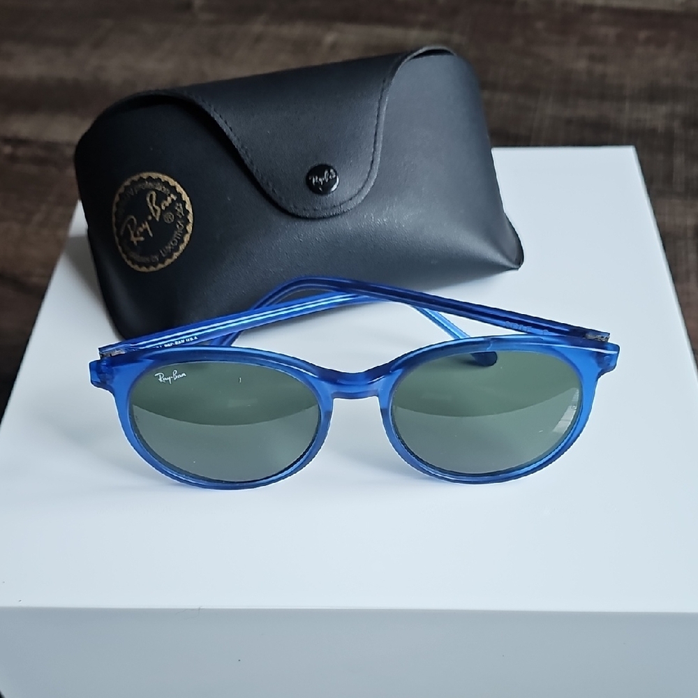 Ray-Ban - Sunglasses & Case